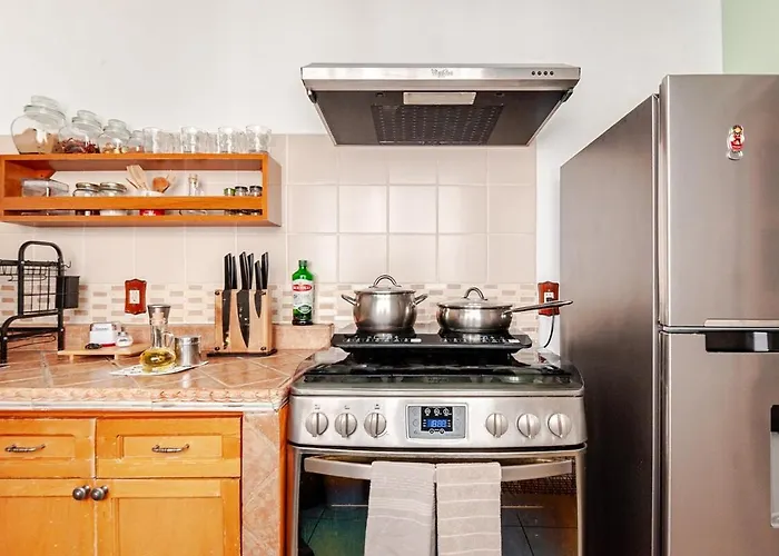 Located Between The Metro And Plaza Metropoli Apartment *