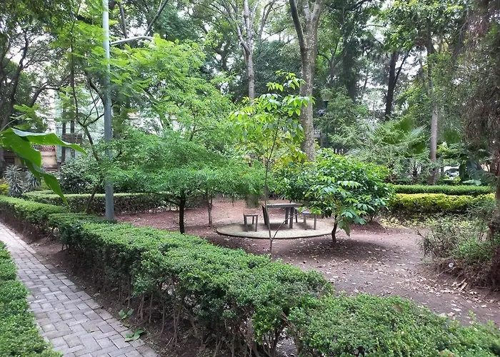 Located Between The Metro And Plaza Metropoli *