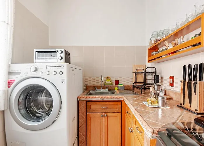 Located Between The Metro And Plaza Metropoli Apartment *