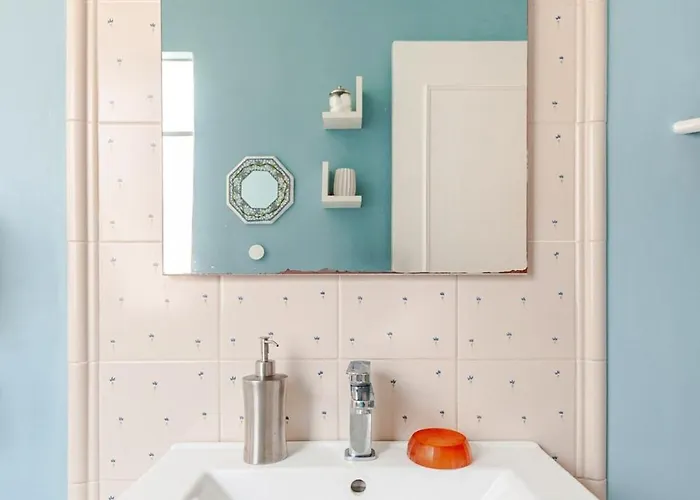 Located Between The Metro And Plaza Metropoli *